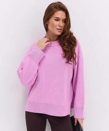 Жіночий в`язаний джемпер oversize світло-рожевий з розрізами внизу
