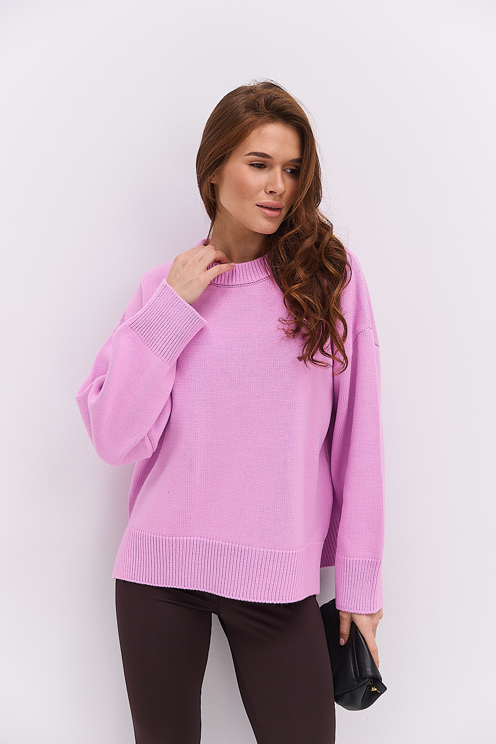 Жіночий в`язаний джемпер oversize світло-рожевий з розрізами внизу