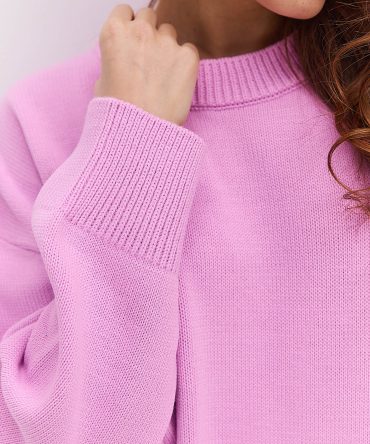 Жіночий в`язаний джемпер oversize світло-рожевий з розрізами внизу