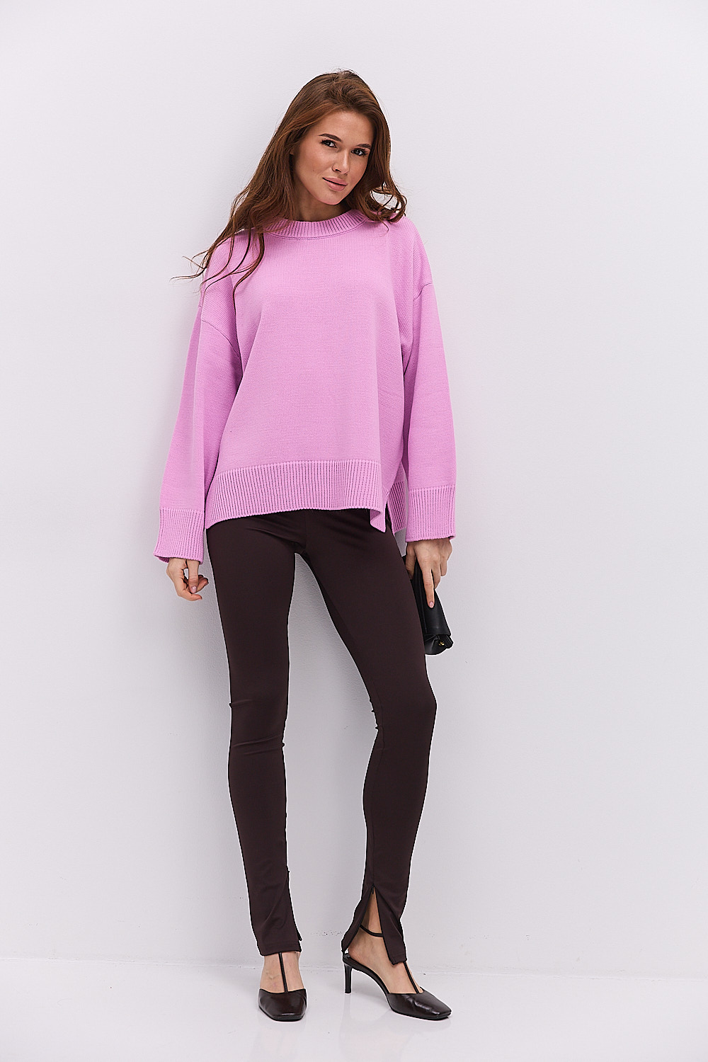 Жіночий в`язаний джемпер oversize світло-рожевий з розрізами внизу