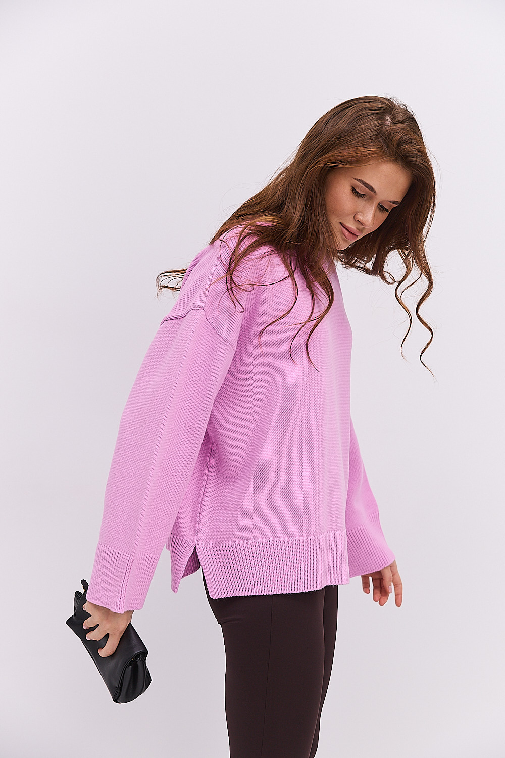 Жіночий в`язаний джемпер oversize світло-рожевий з розрізами внизу