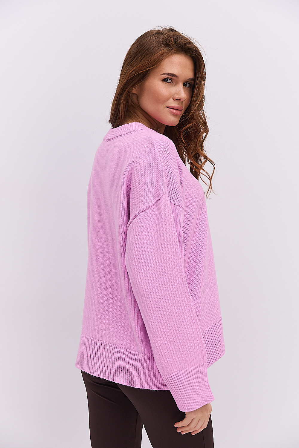 Жіночий в`язаний джемпер oversize світло-рожевий з розрізами внизу