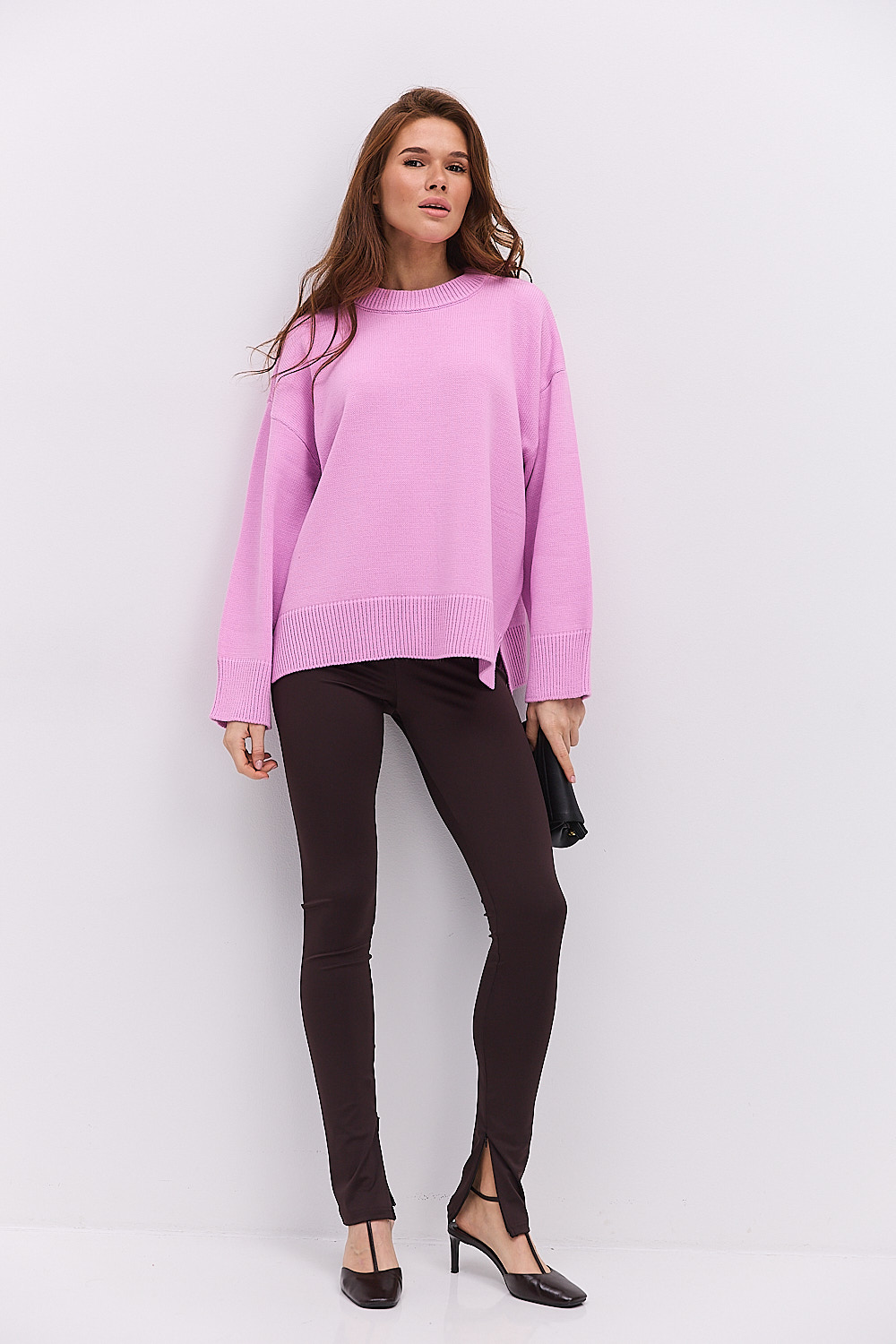Жіночий в`язаний джемпер oversize світло-рожевий з розрізами внизу