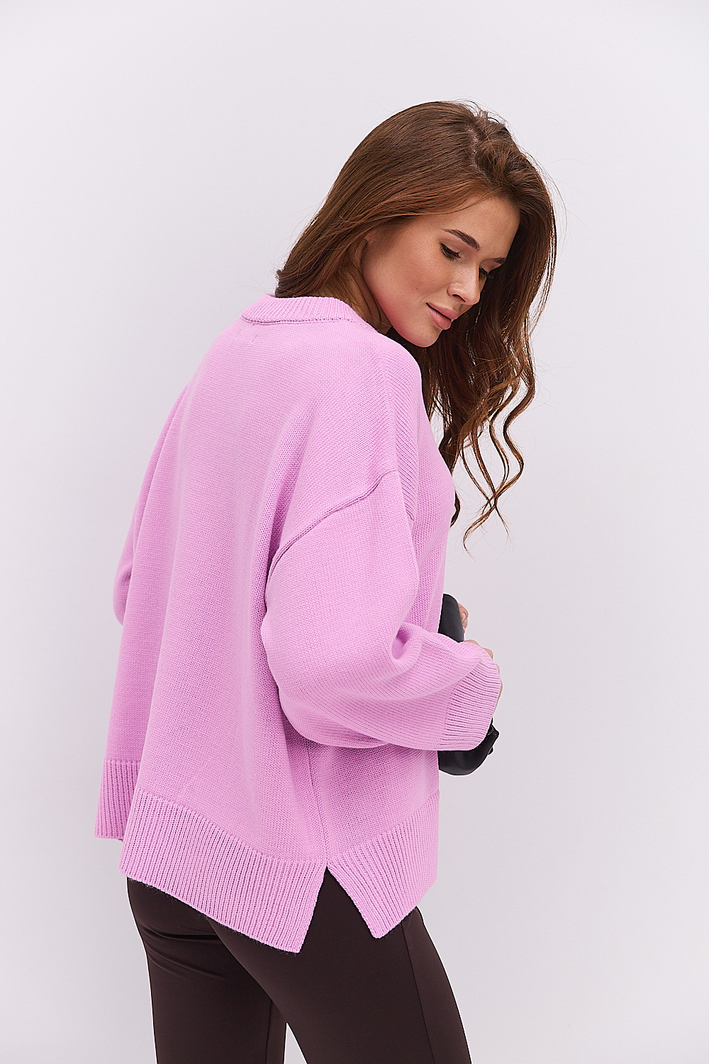 Жіночий в`язаний джемпер oversize світло-рожевий з розрізами внизу