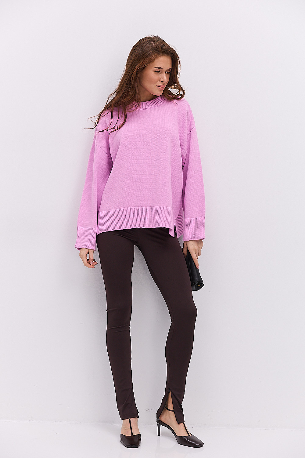Жіночий в`язаний джемпер oversize світло-рожевий з розрізами внизу