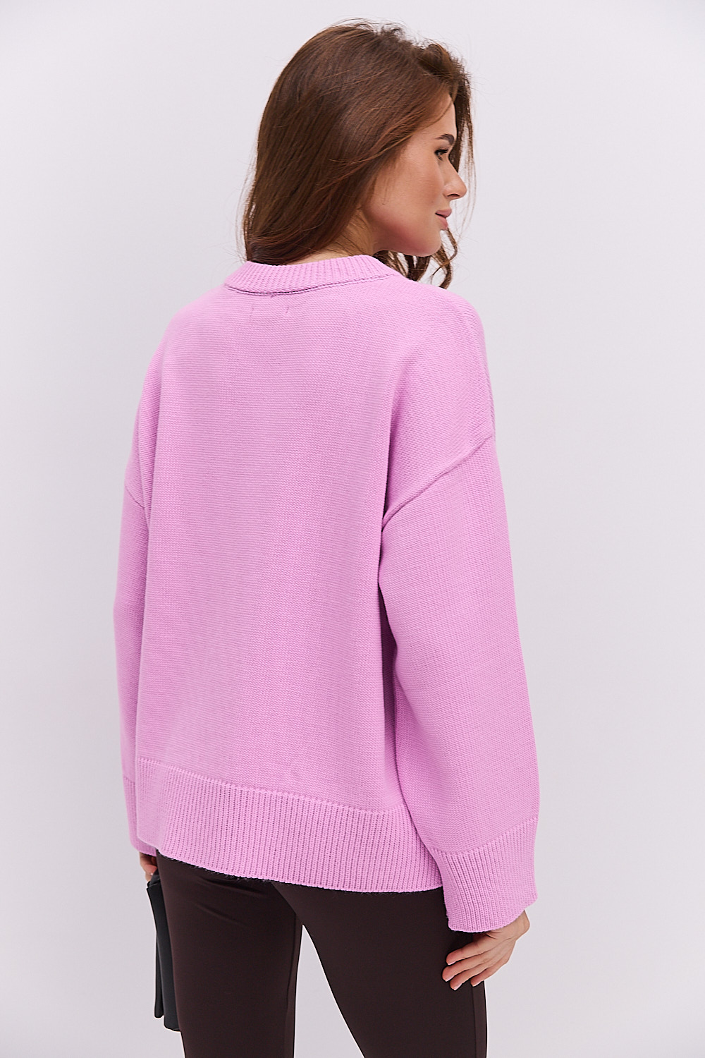 Жіночий в`язаний джемпер oversize світло-рожевий з розрізами внизу