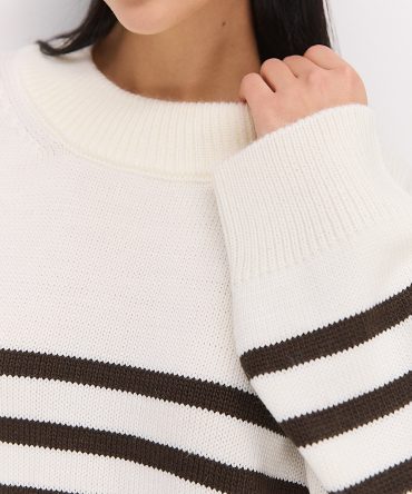 Жіночий в`язаний светр оверсайз молочний в темно-шоколадну смужку