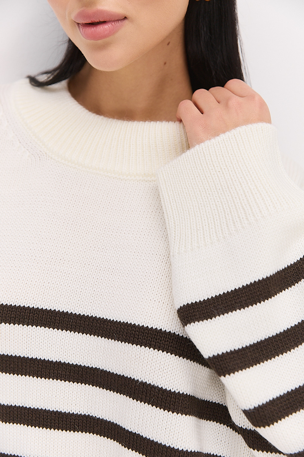 Жіночий в`язаний светр оверсайз молочний в темно-шоколадну смужку