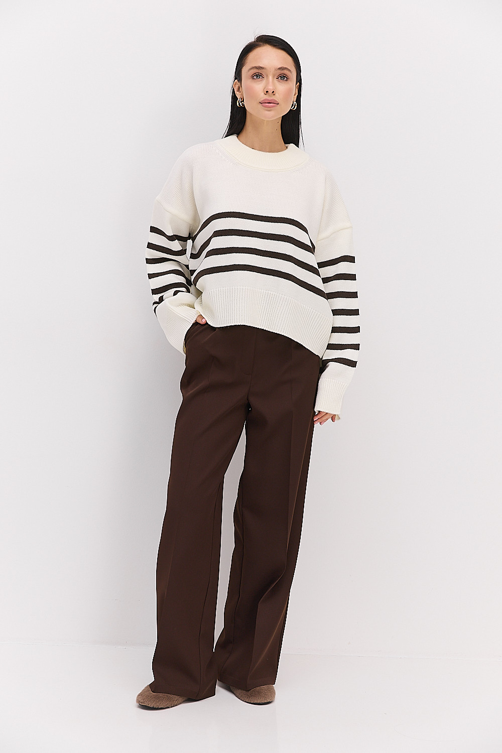 Жіночий в`язаний светр оверсайз молочний в темно-шоколадну смужку