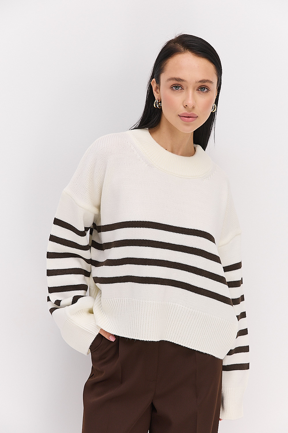 Жіночий в`язаний светр оверсайз молочний в темно-шоколадну смужку
