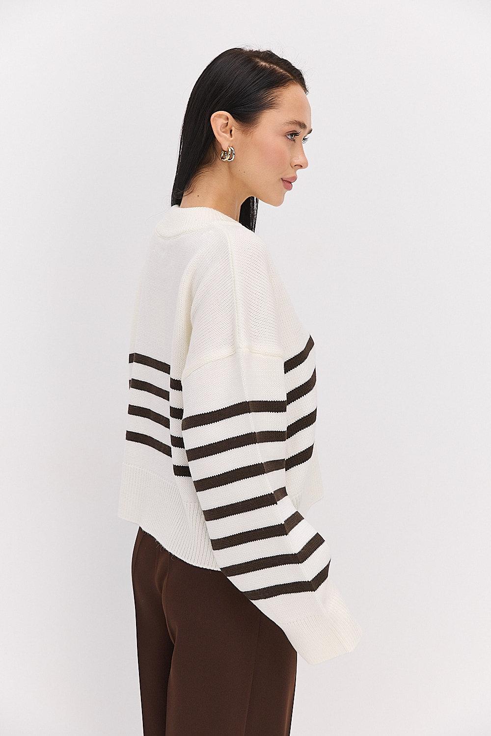 Жіночий в`язаний светр оверсайз молочний в темно-шоколадну смужку