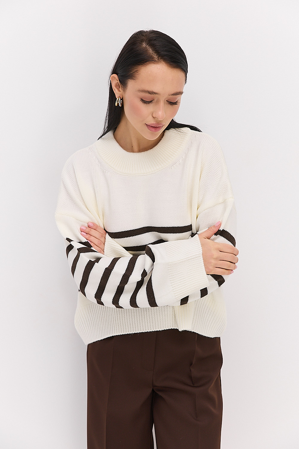Жіночий в`язаний светр оверсайз молочний в темно-шоколадну смужку