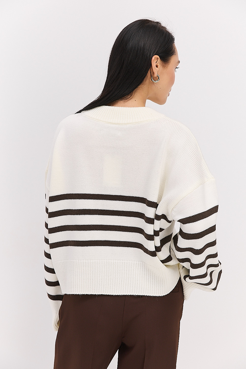 Жіночий в`язаний светр оверсайз молочний в темно-шоколадну смужку