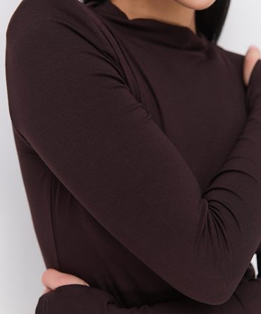 Жіночий лонгслів шоколадний з плечиками і вирізом для великого пальця