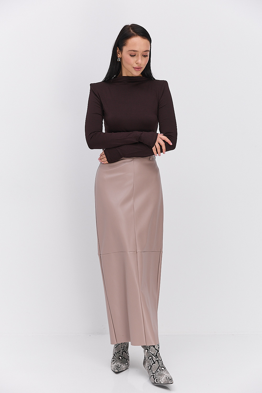 Жіночий лонгслів шоколадний з плечиками і вирізом для великого пальця