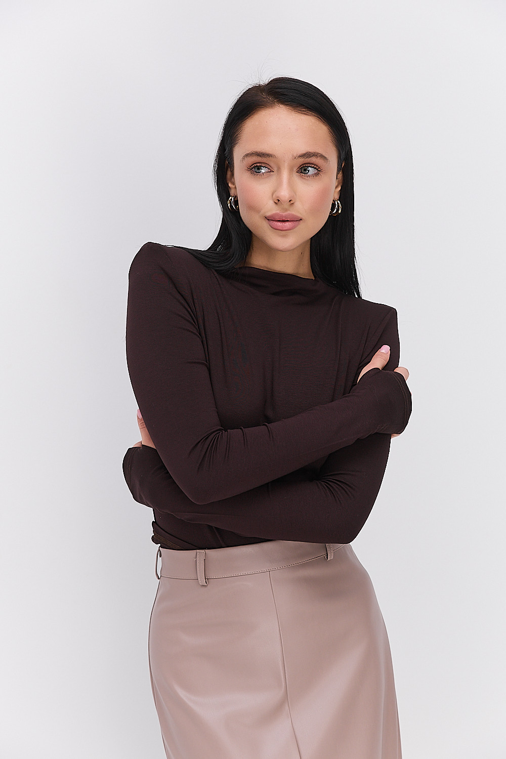 Жіночий лонгслів шоколадний з плечиками і вирізом для великого пальця