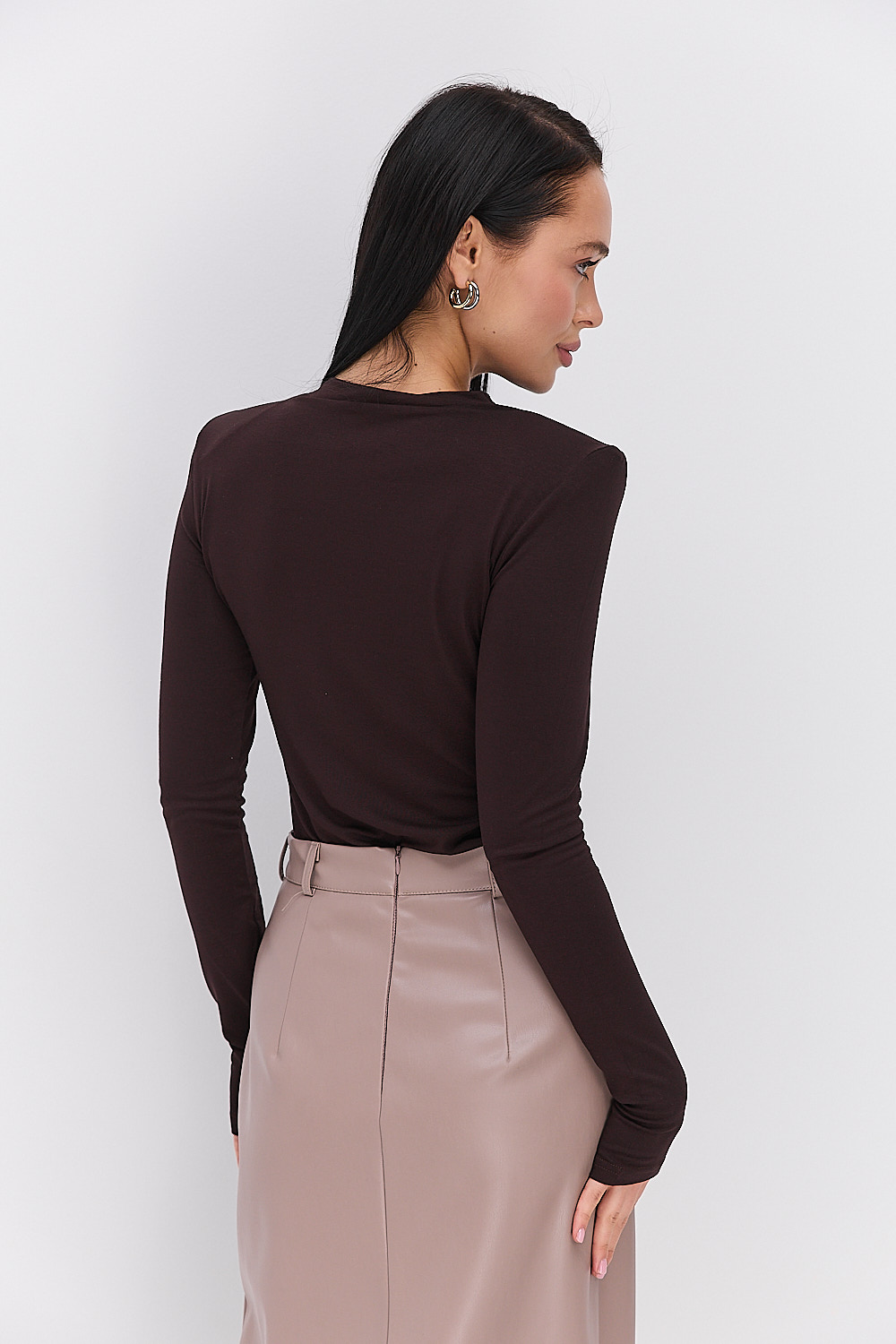 Жіночий лонгслів шоколадний з плечиками і вирізом для великого пальця