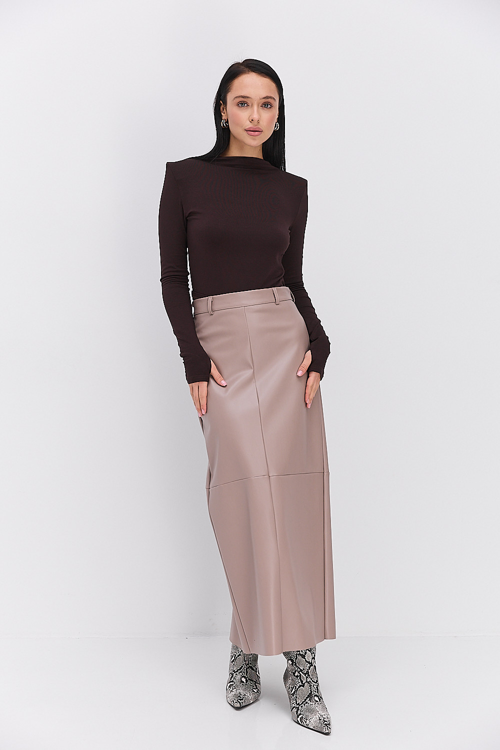 Жіночий лонгслів шоколадний з плечиками і вирізом для великого пальця