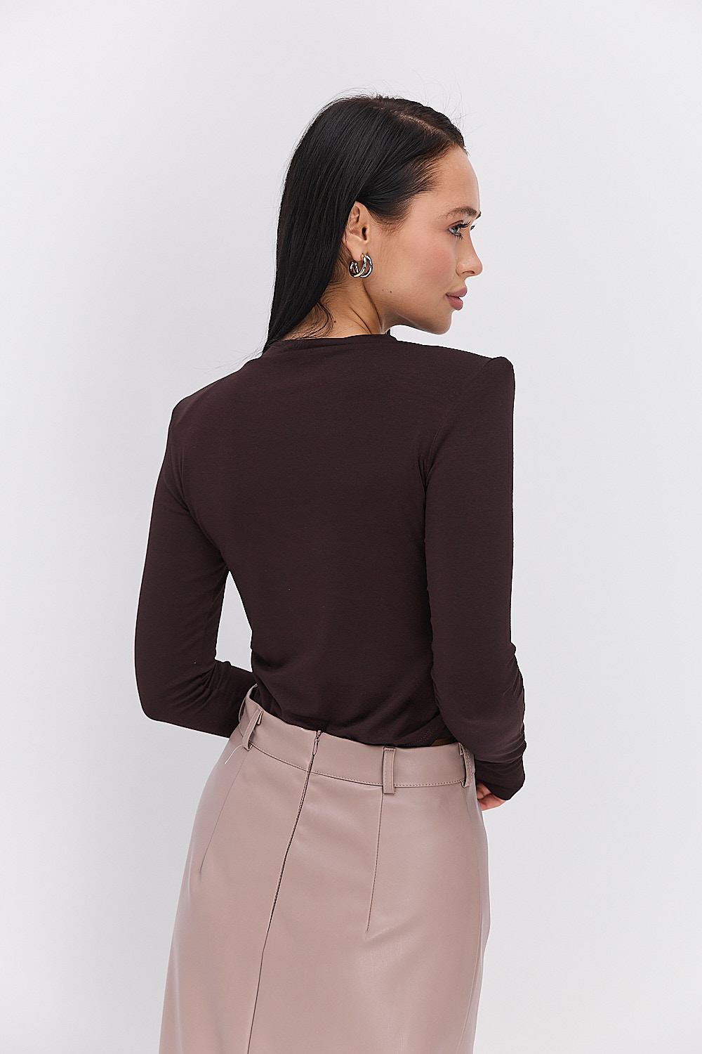 Жіночий лонгслів шоколадний з плечиками і вирізом для великого пальця