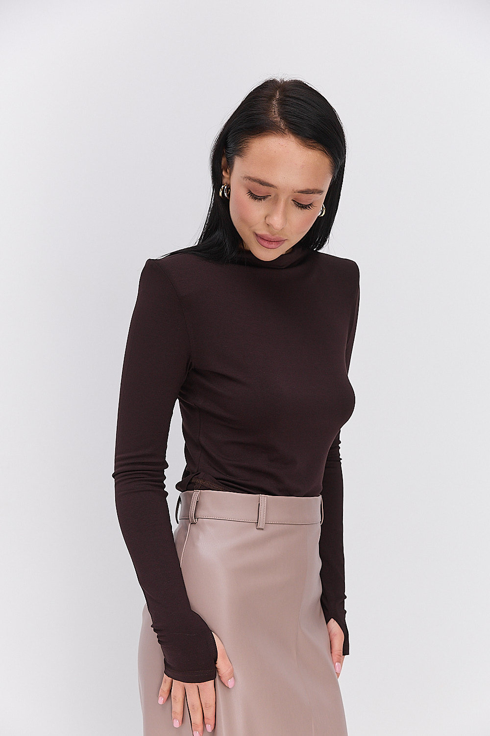 Жіночий лонгслів шоколадний з плечиками і вирізом для великого пальця