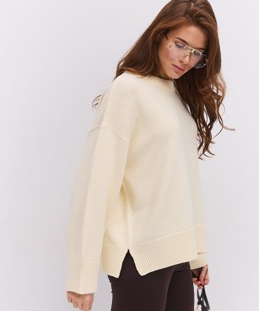 Жіночий в`язаний джемпер oversize темно-молочний з розрізами внизу