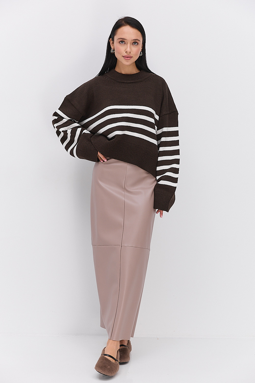 Жіночий в`язаний светр оверсайз темно-шоколадний в молочну смужку