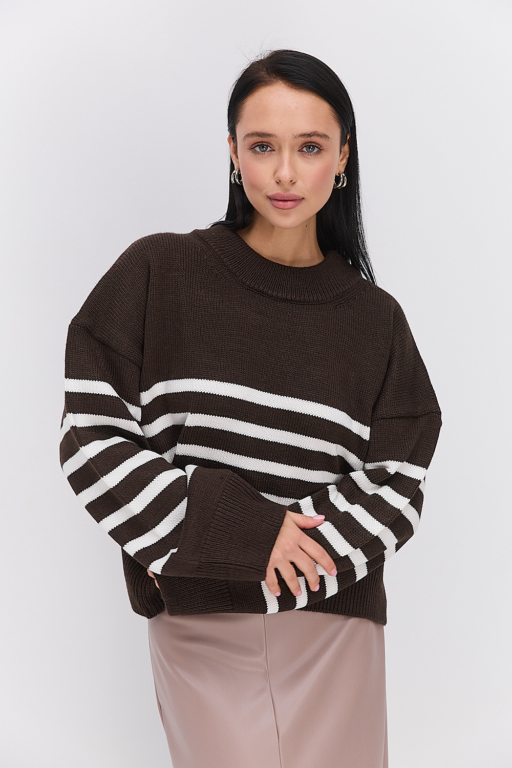 Жіночий в`язаний светр оверсайз темно-шоколадний в молочну смужку