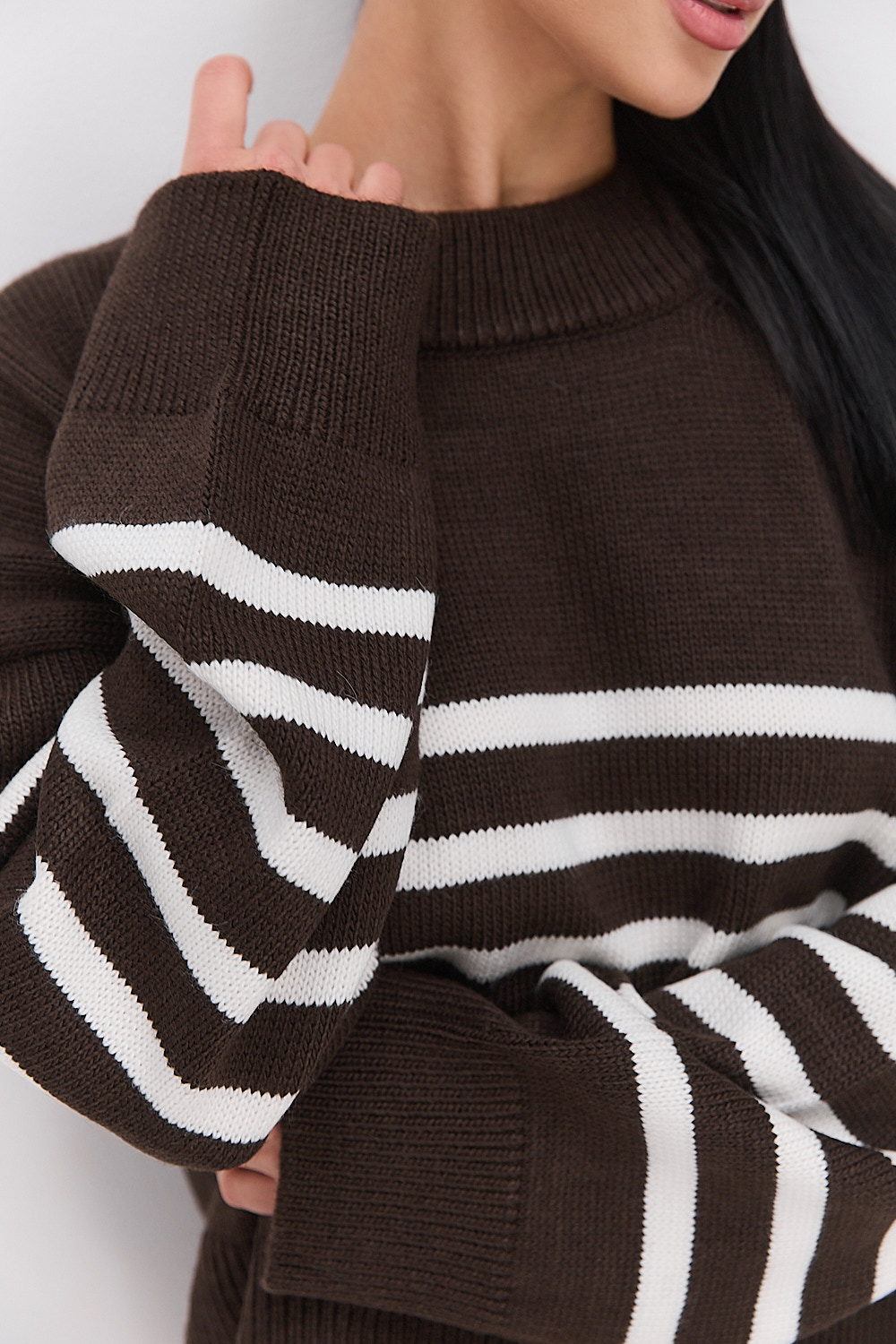 Жіночий в`язаний светр оверсайз темно-шоколадний в молочну смужку