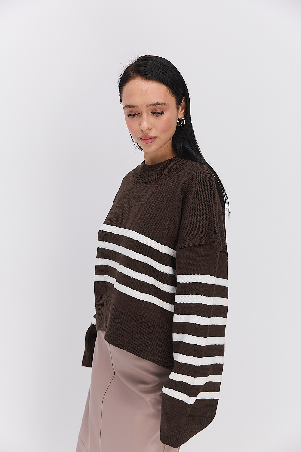 Жіночий в`язаний светр оверсайз темно-шоколадний в молочну смужку