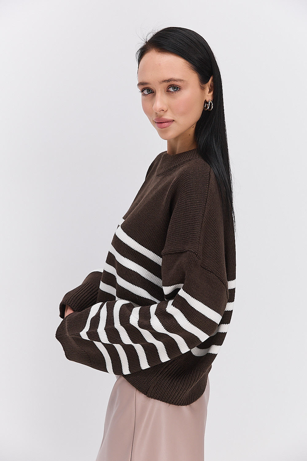 Жіночий в`язаний светр оверсайз темно-шоколадний в молочну смужку