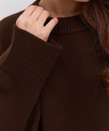 Жіночий в`язаний джемпер oversize шоколадний з розрізами внизу