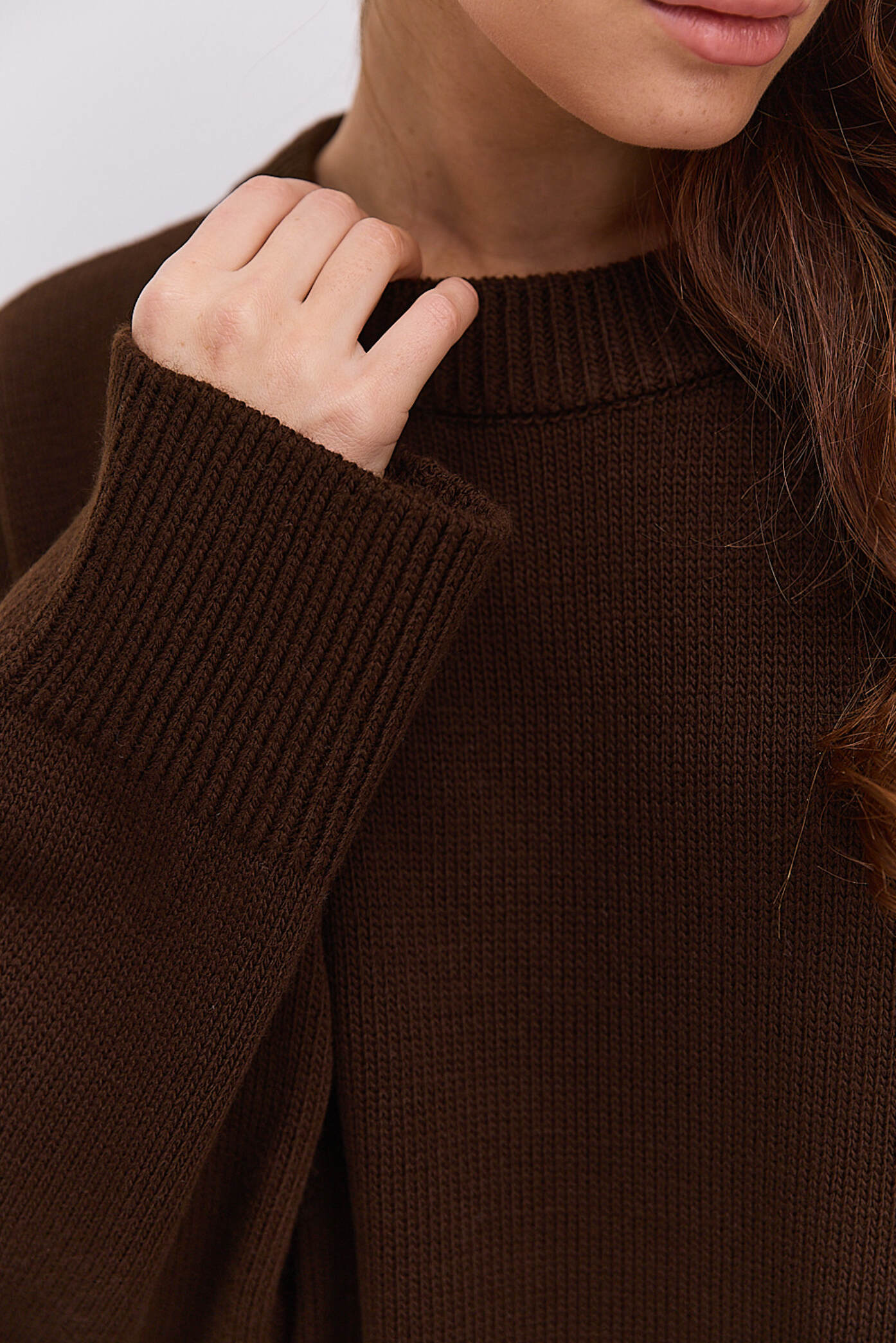 Жіночий в`язаний джемпер oversize шоколадний з розрізами внизу