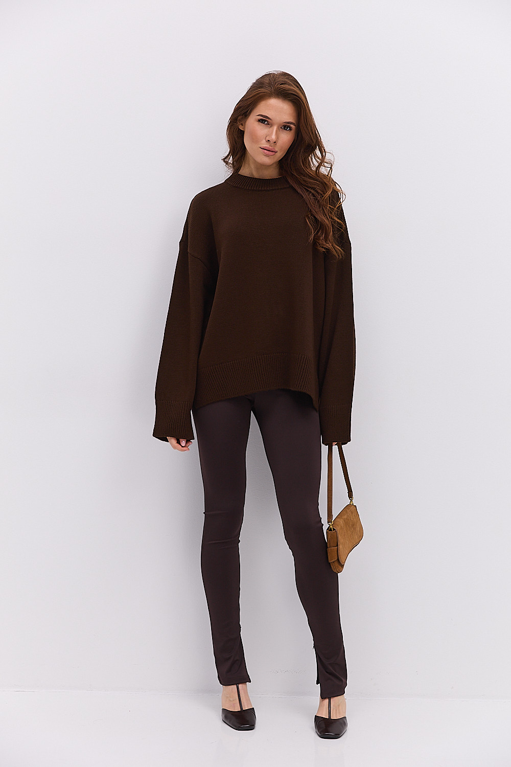 Жіночий в`язаний джемпер oversize шоколадний з розрізами внизу