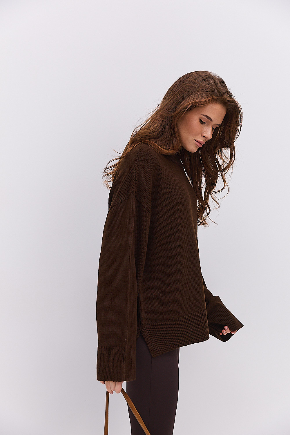 Жіночий в`язаний джемпер oversize шоколадний з розрізами внизу