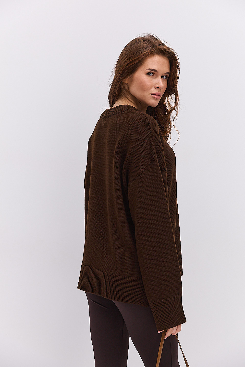 Жіночий в`язаний джемпер oversize шоколадний з розрізами внизу