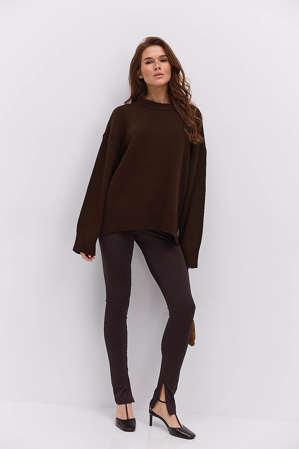Жіночий в`язаний джемпер oversize шоколадний з розрізами внизу