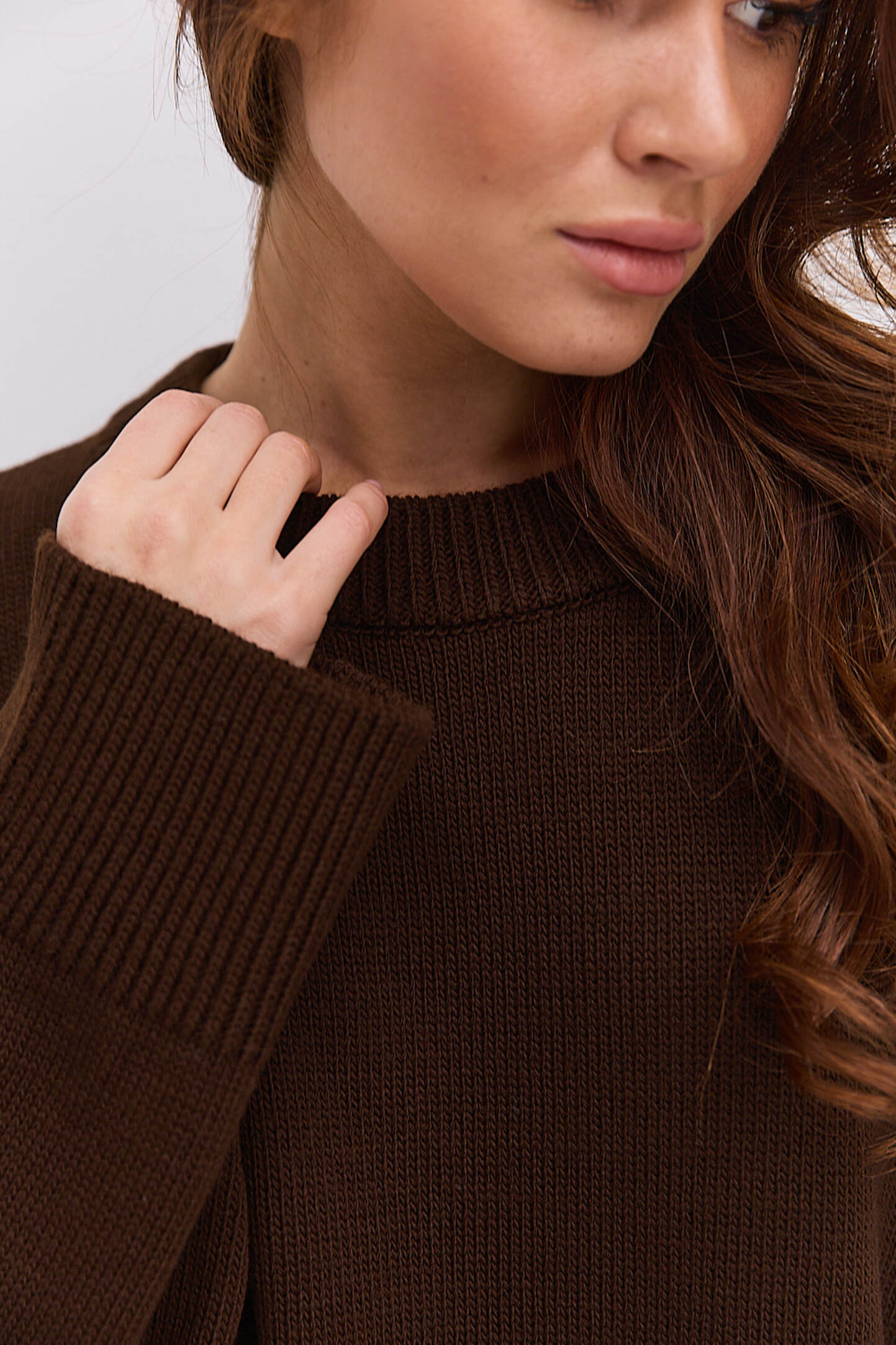 Жіночий в`язаний джемпер oversize шоколадний з розрізами внизу