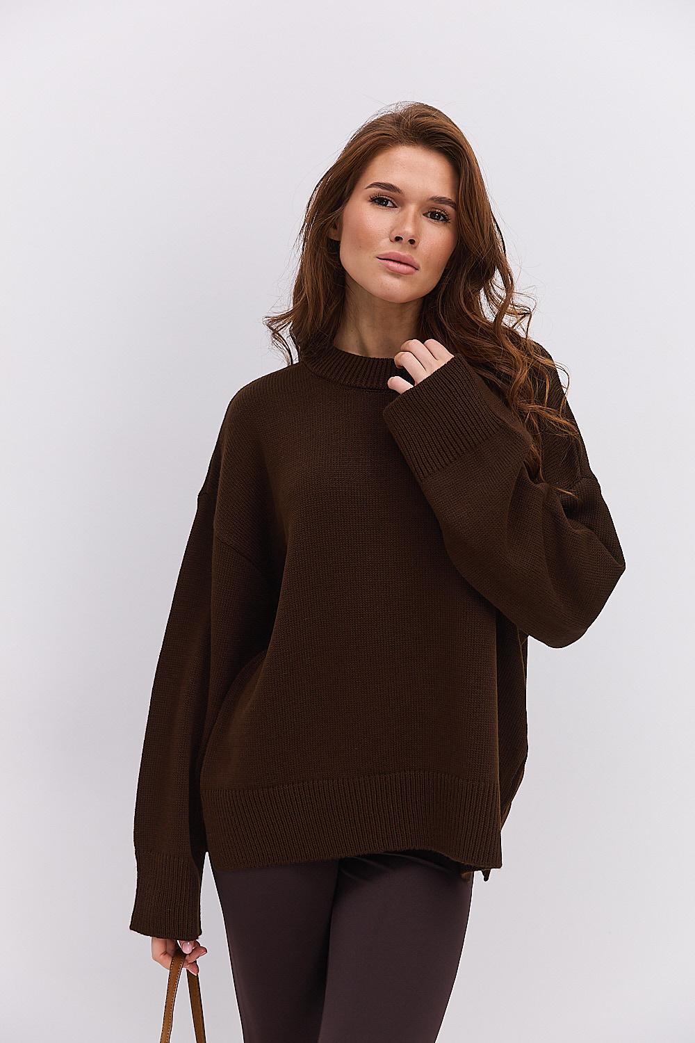 Жіночий в`язаний джемпер oversize шоколадний з розрізами внизу