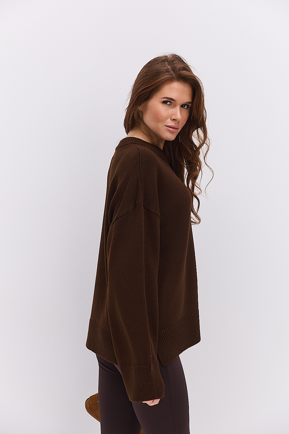 Жіночий в`язаний джемпер oversize шоколадний з розрізами внизу