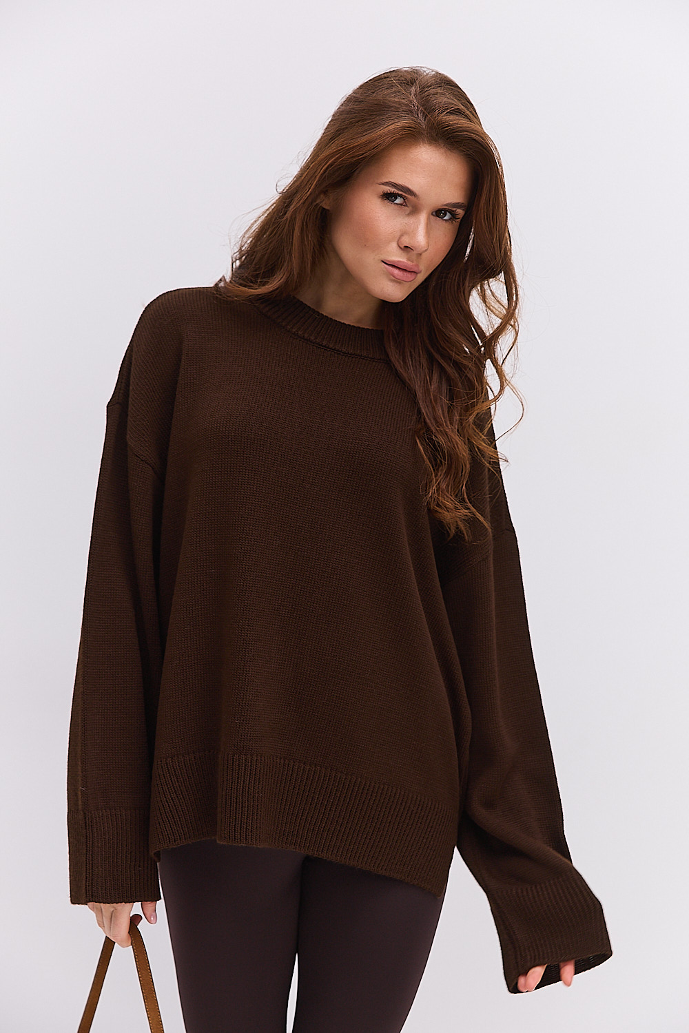 Жіночий в`язаний джемпер oversize шоколадний з розрізами внизу