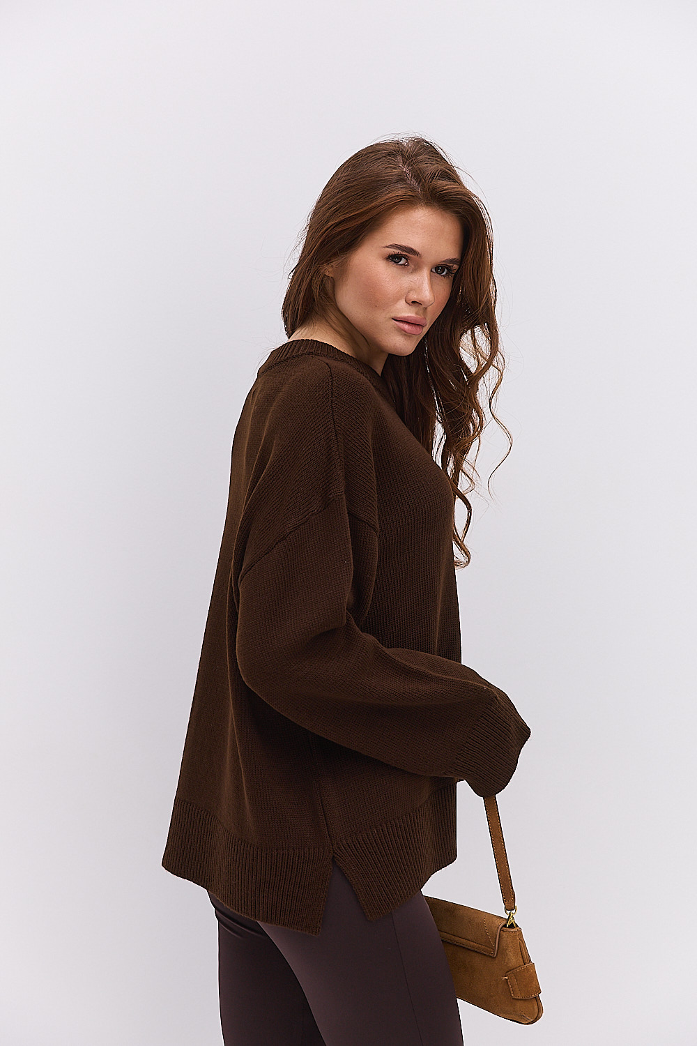 Жіночий в`язаний джемпер oversize шоколадний з розрізами внизу