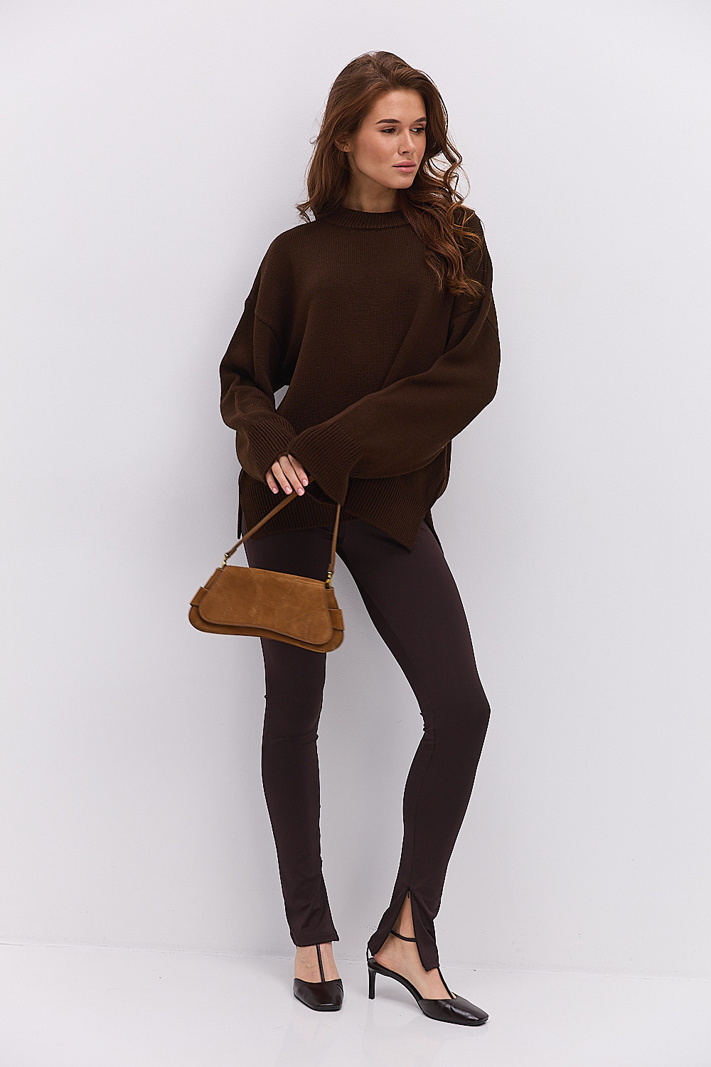 Жіночий в`язаний джемпер oversize шоколадний з розрізами внизу
