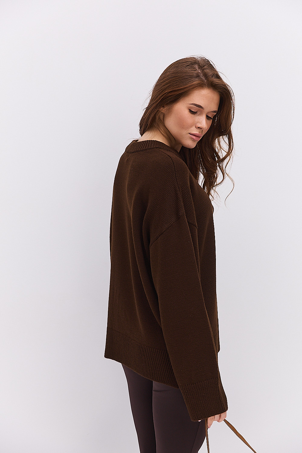 Жіночий в`язаний джемпер oversize шоколадний з розрізами внизу