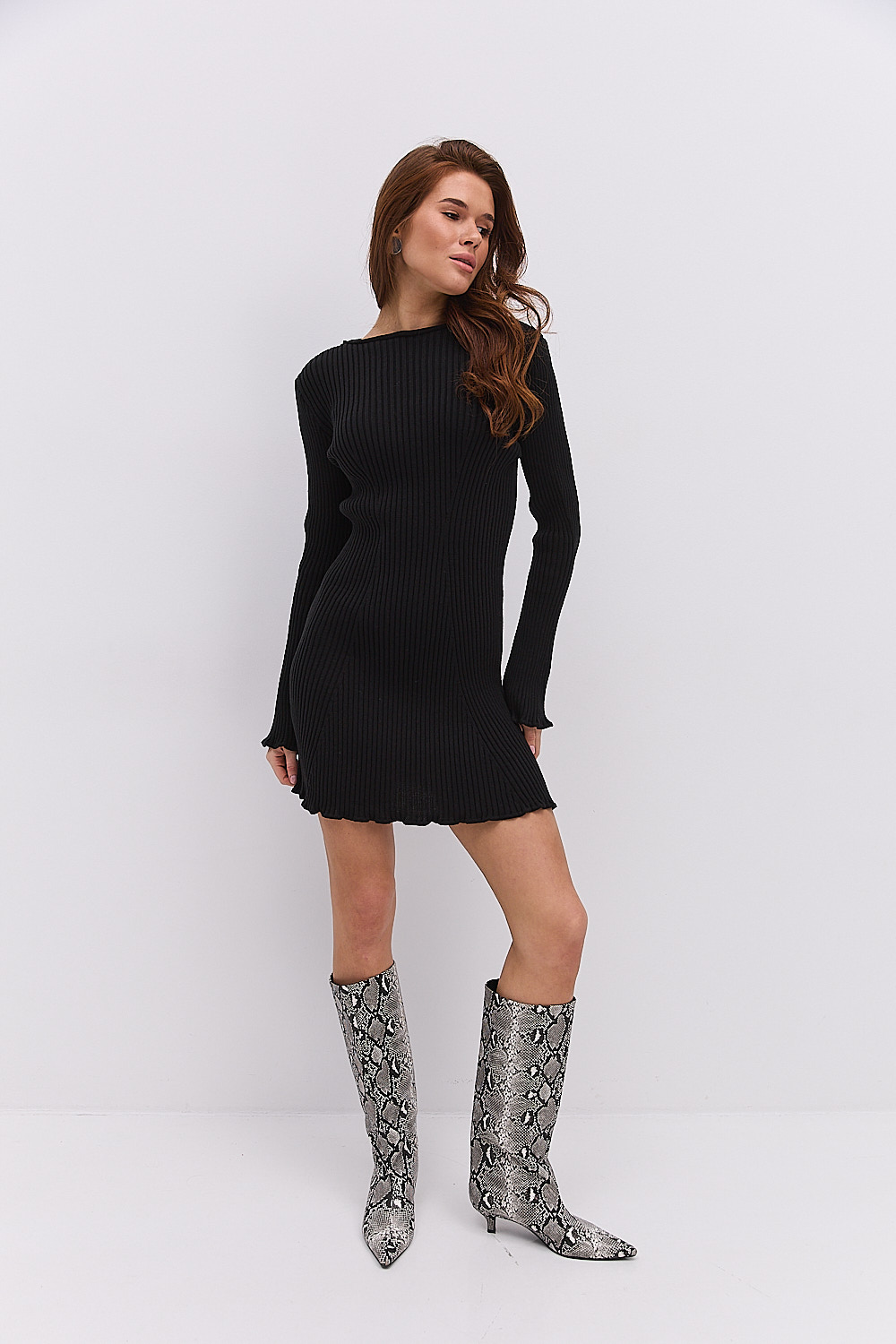 Коротке в`язане плаття чорного кольору