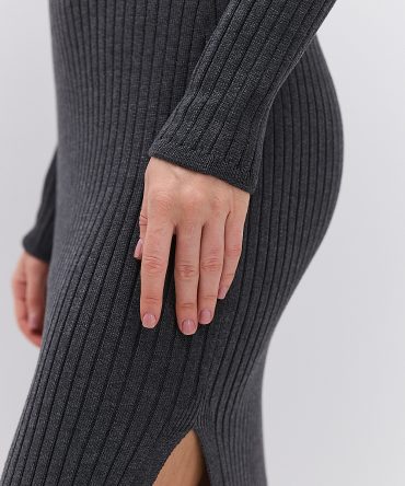 Довга в`язана сукня графітова з декоративним швом