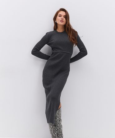 Довга в`язана сукня графітова з декоративним швом