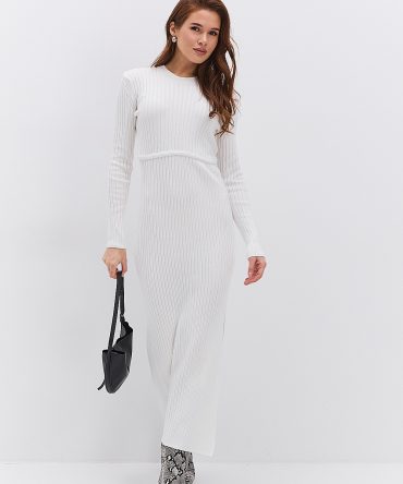 Довга в`язана сукня світло-молочна з декоративним швом