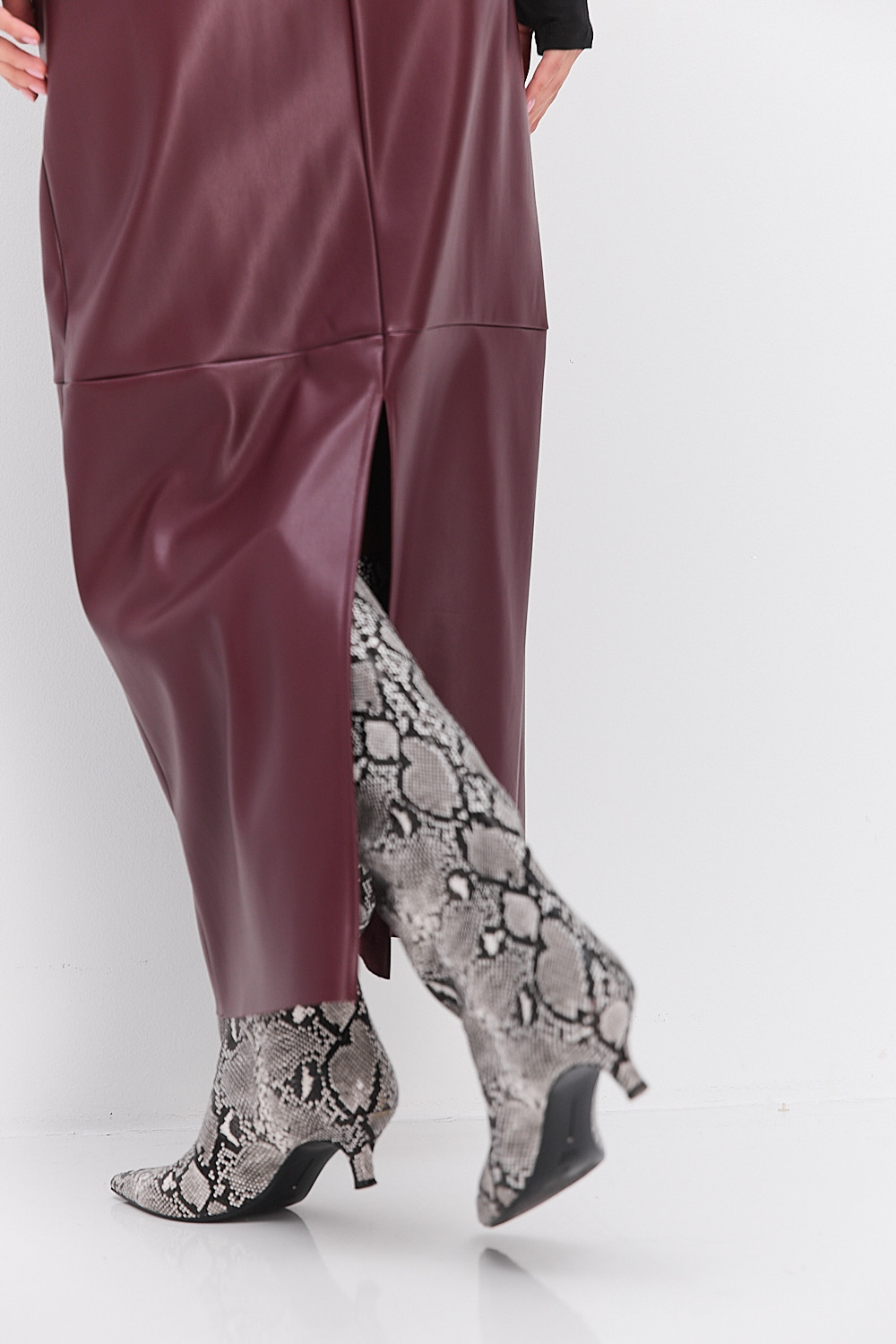 Довга спідниця-олівець з екошкіри бордового кольору