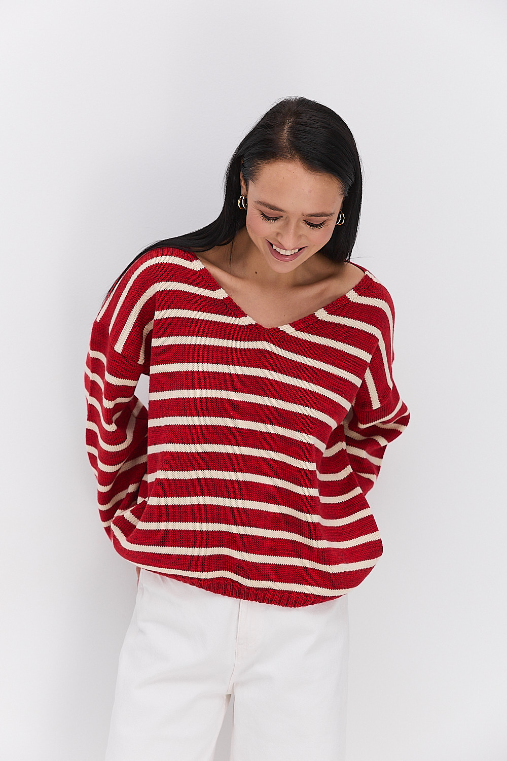 Жіночий в`язаний пуловер oversize темно-червоний в молочну смужку