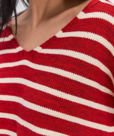 Жіночий в`язаний пуловер oversize темно-червоний в молочну смужку